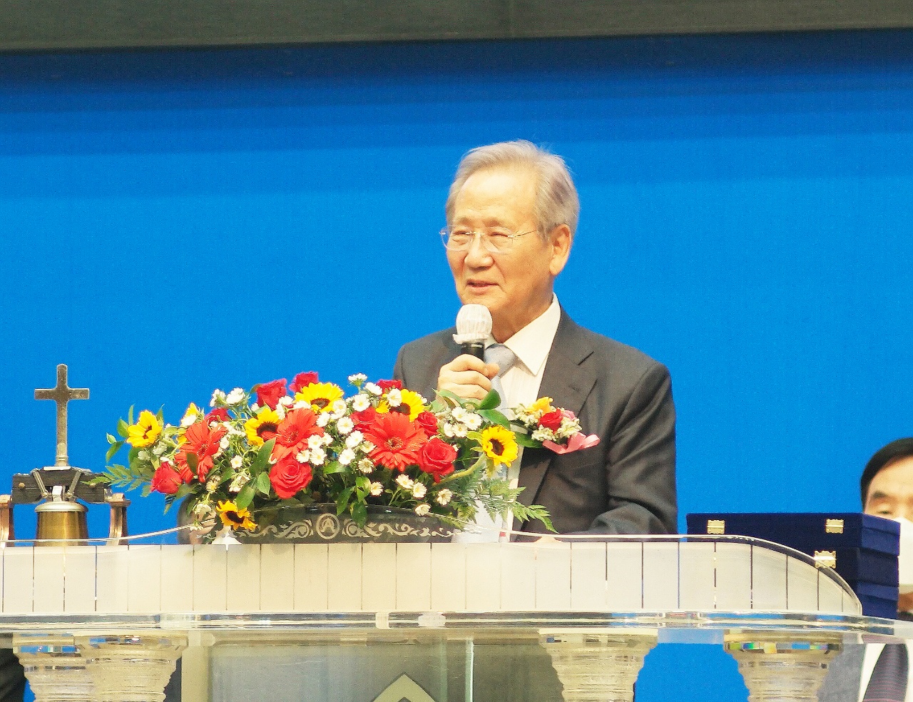 설교를 하고 있는 세계성시화운동본부 대표회장 김상복 목사.