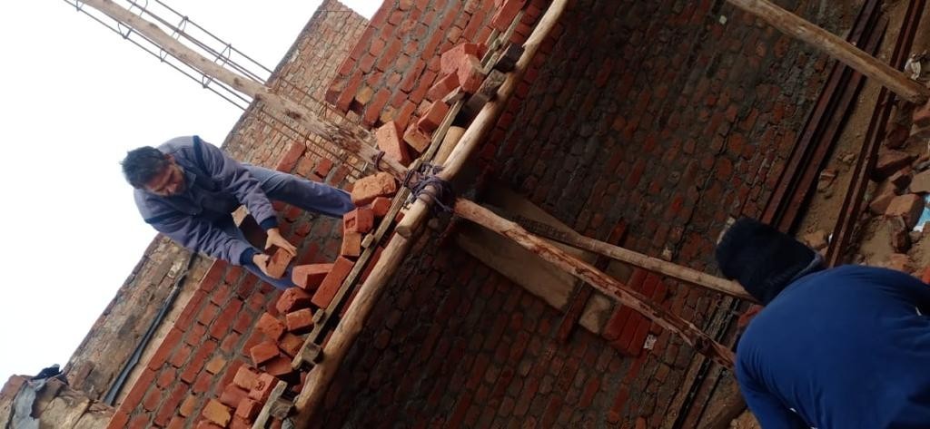 인도 현지에 벽돌로 지어지고 있는 교회.