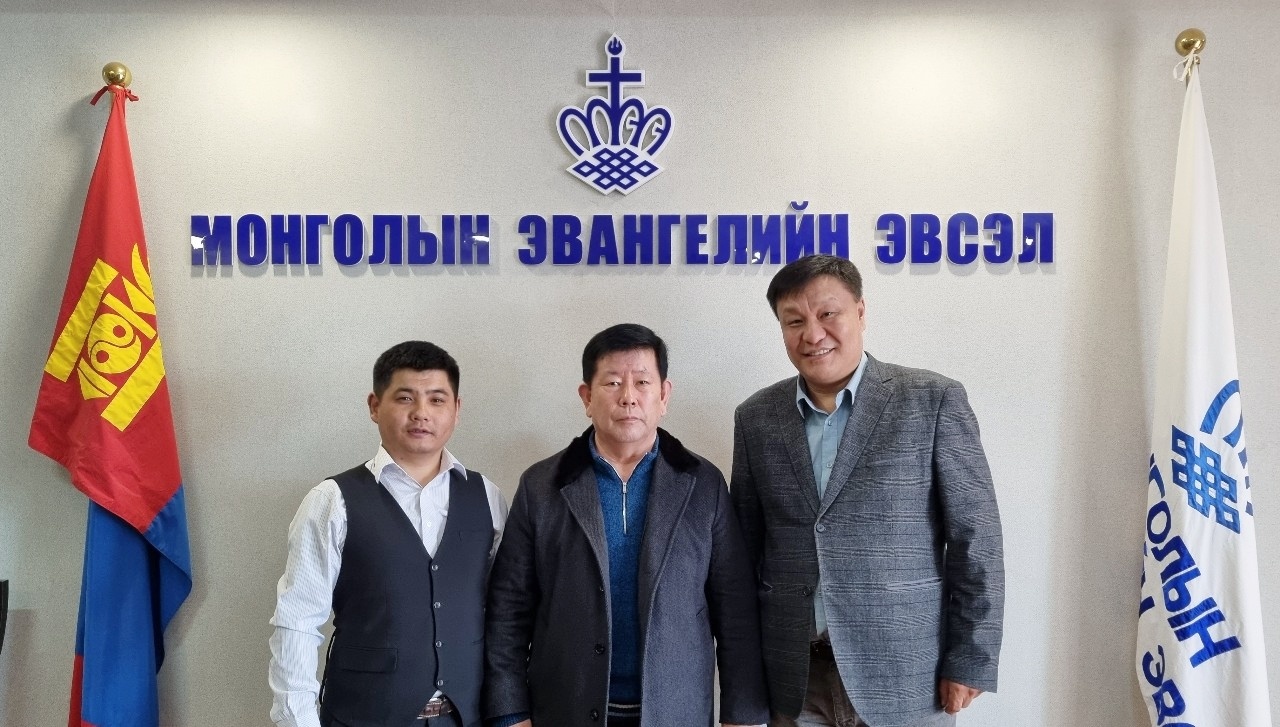 몽골복음주의협회 회장 알탄쳐지 목사와 몽기총 법인회장 김동근 장로, 사무총장 툽신 목사(왼쪽부터)