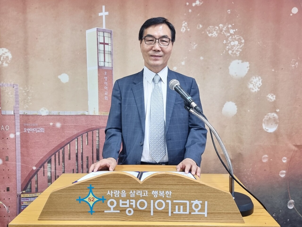 설교하는 광명오병이어교회 담임 권영구 목사.