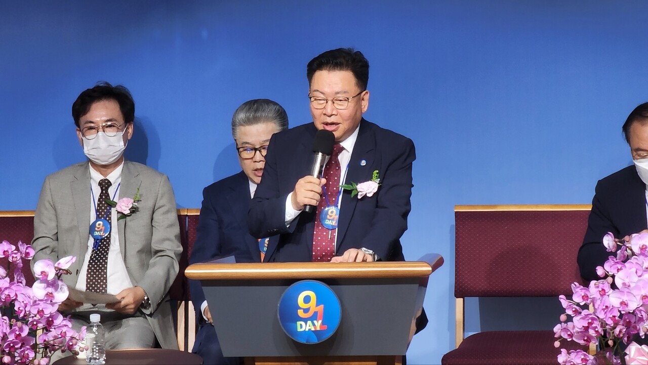 구원데이 전도축제 관련 대회사를 하고 있는 예심선교회 대표 김기남 목사.