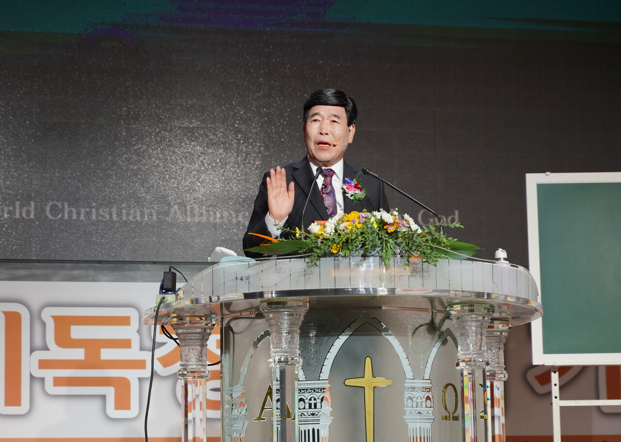 기독청 창립 기념집회를 통해 성경에 기록된 구원의 때를 선포하고 있는 기독청장 김노아 목사.