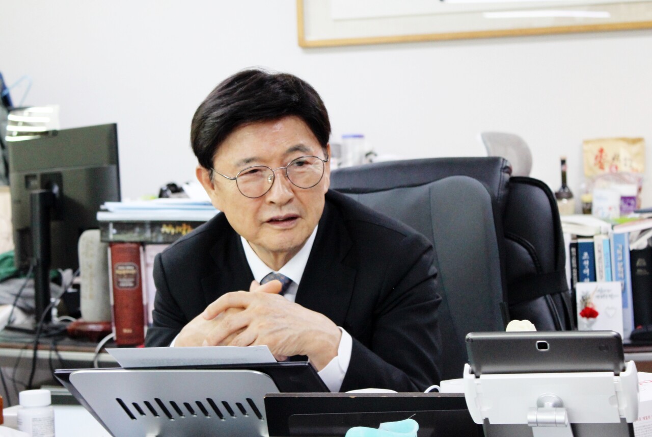 한장총 제40대 대표회장 정서영 목사가 한국교회 위기극복을 위한 대안을 설명하고 있다.