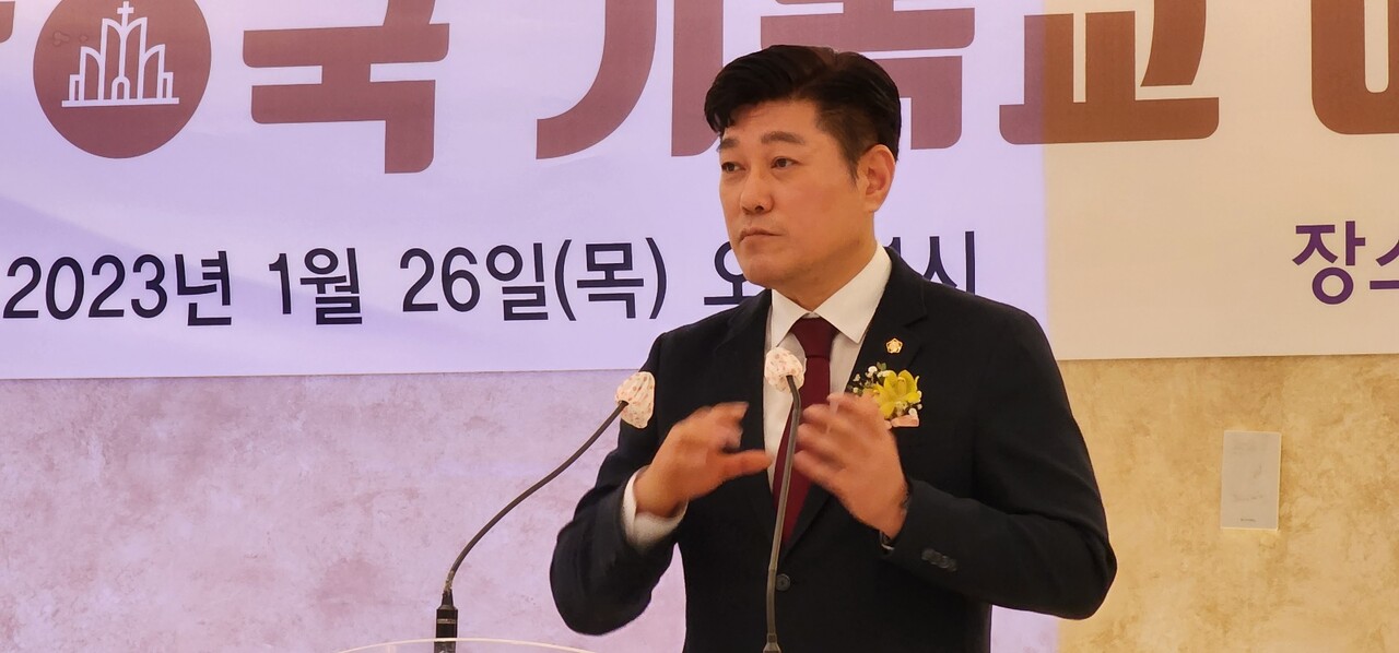 저자 인사말에 나선 김현성 변호사.