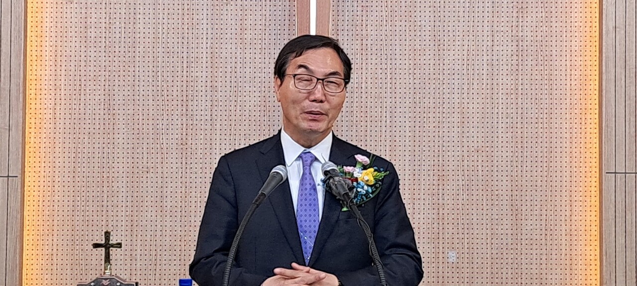 설교하는 오병이어교회 권영구 목사.