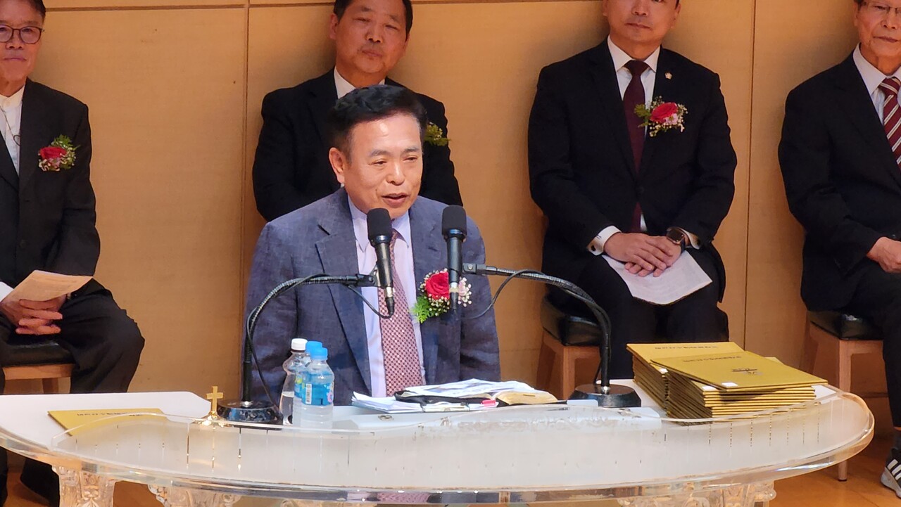 격려사를 전하고 있는 이병순 목사.
