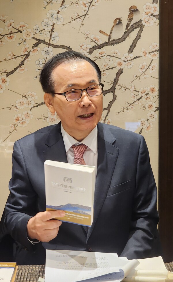 책에 관해 설명하고 있는 저자 김준수 목사.