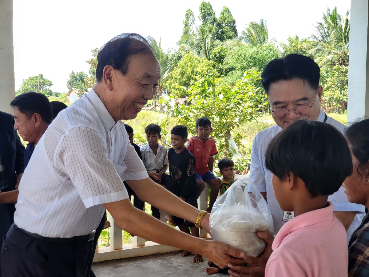 캄보디아 학생들에게 사랑의 학용품을 전달하는 송태섭 목사와 최귀수 목사.