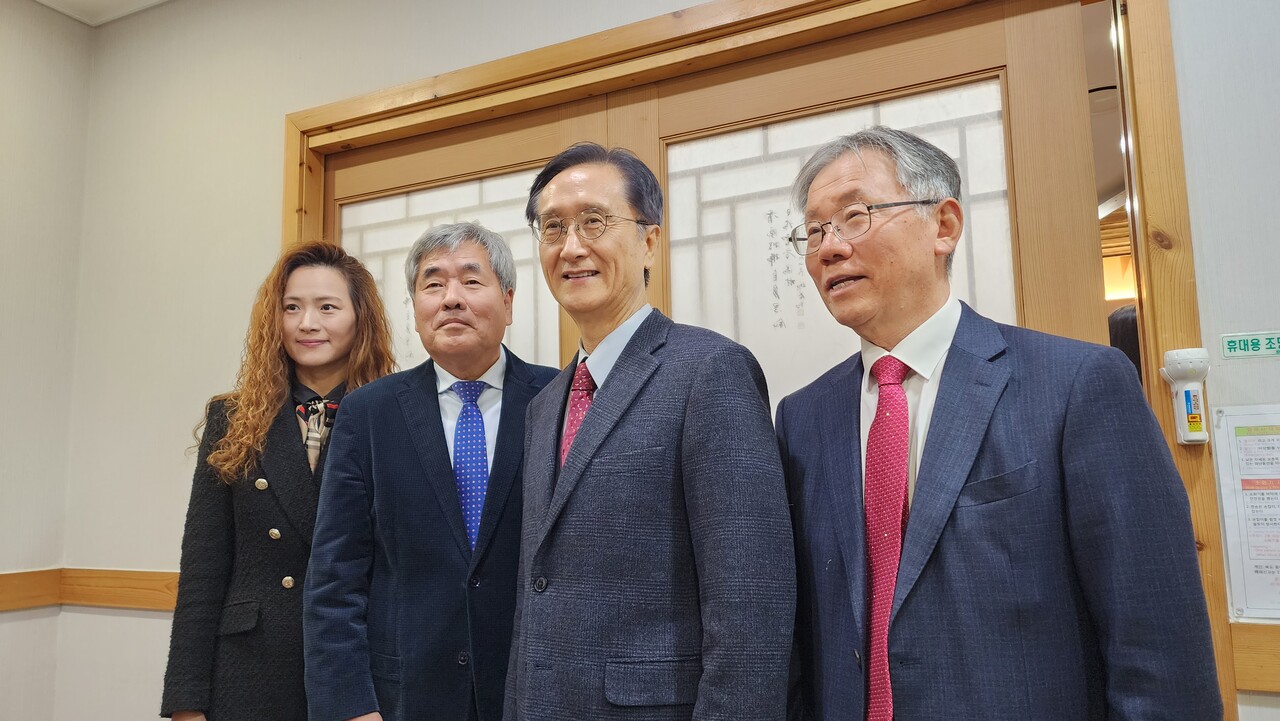 사진 왼쪽부터 조이킴 단장, 김평육 선교사, 오규훈 총장, 이형규 장로.