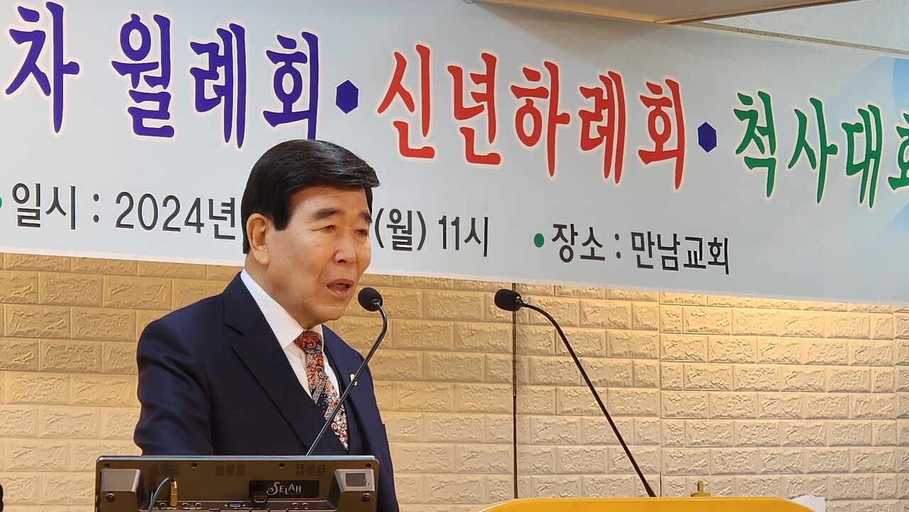 말씀을 전하는 중인 예장성서 총회장 김노아 목사.