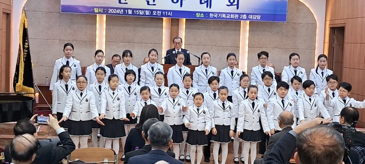 미래의 주인공인 군포제일교회 어린이합창단의 특송.