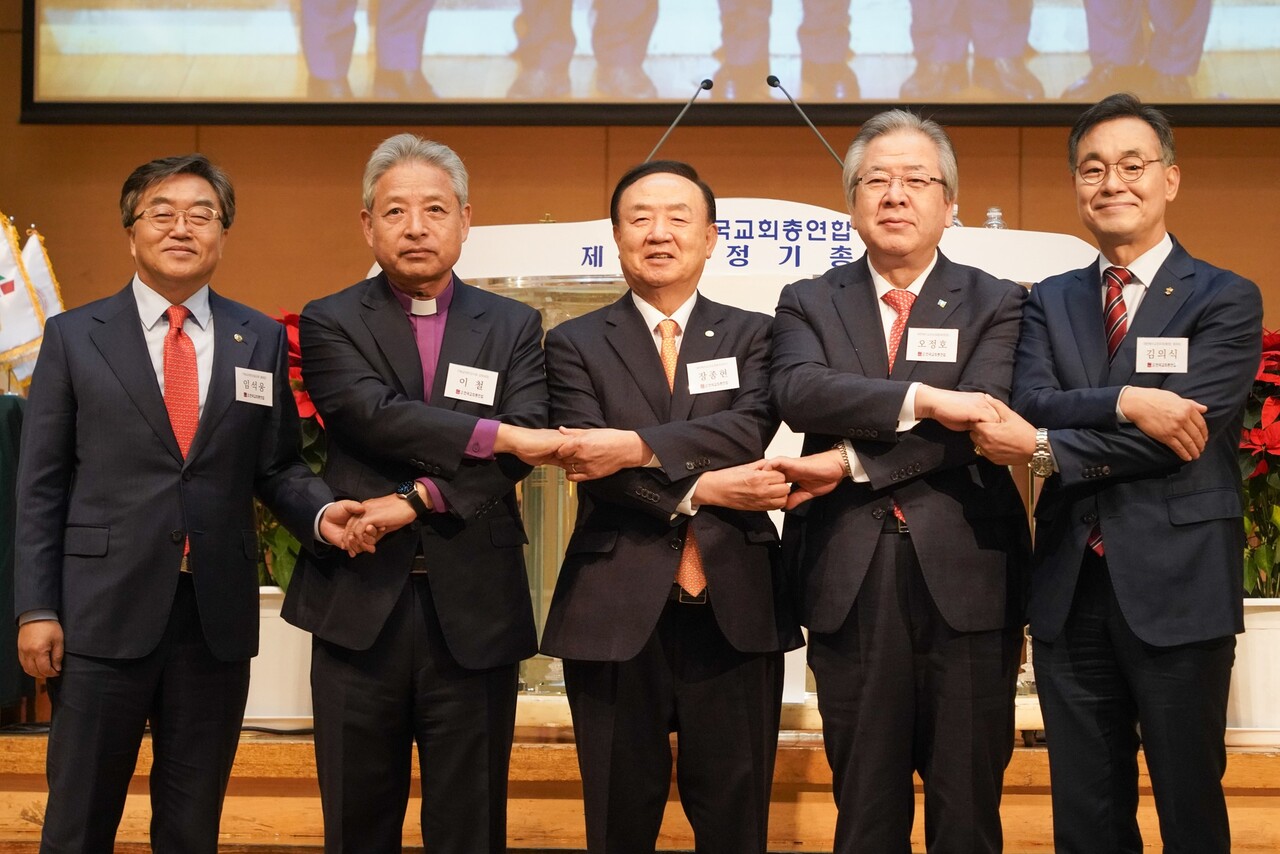 사진 왼쪽부터 임석웅 목사, 이철 감독, 장종현 목사, 오정호 목사, 김의식 목사.