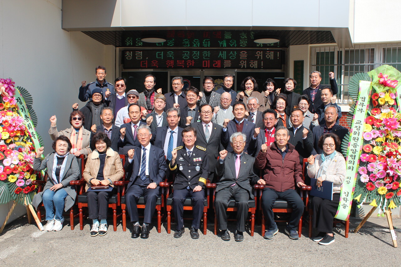 경북직업훈련교도소에서 교정위원들과 함께 기념사진.