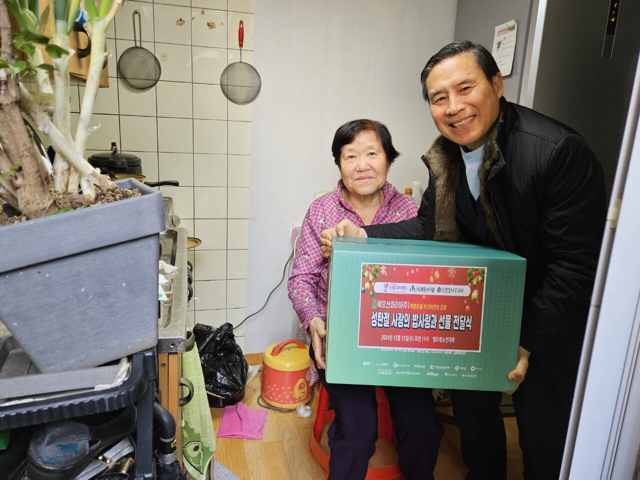 어르신에게 직접 사랑의 선물을 전달하는 장헌일 목사.