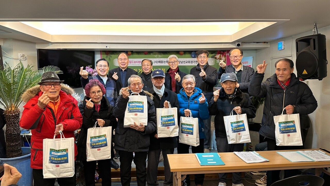 왼 뒷 장헌일 목사, 채병선 회장, 서정관 장로, 허성령 장로, 김종은 장로, 강태윤 선교사.