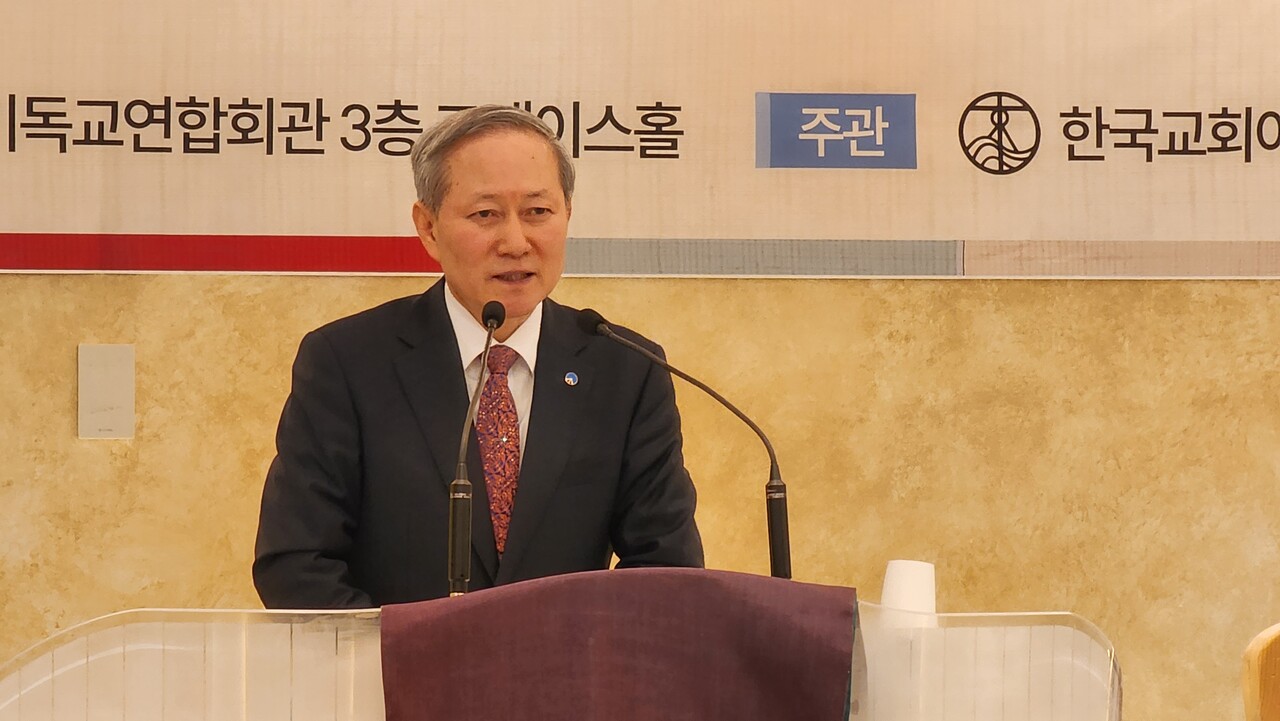 말씀을 전하는 이훈삼 목사.