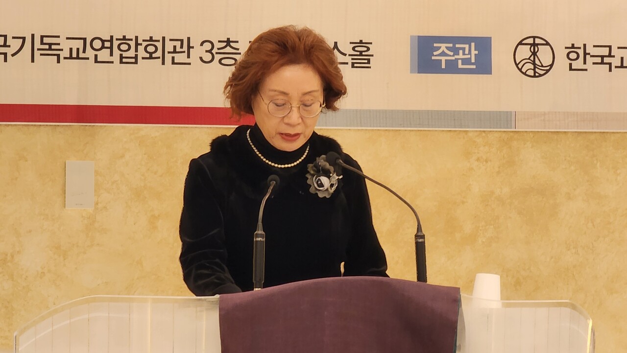 새해 소망 기도를 드리고 있는 한국교회여성연합회 원계순 직전회장.