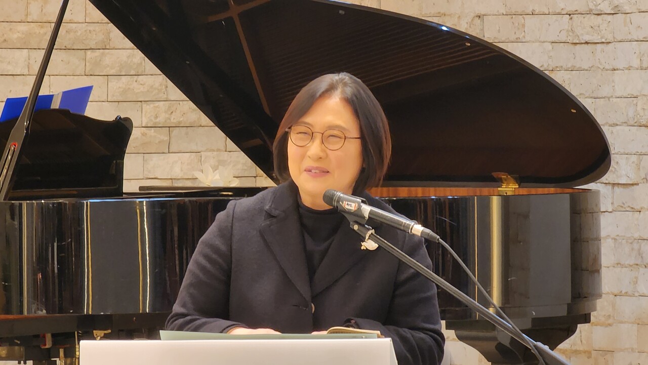 각 교단 인사 및 소개를 하는 안미정 총무.