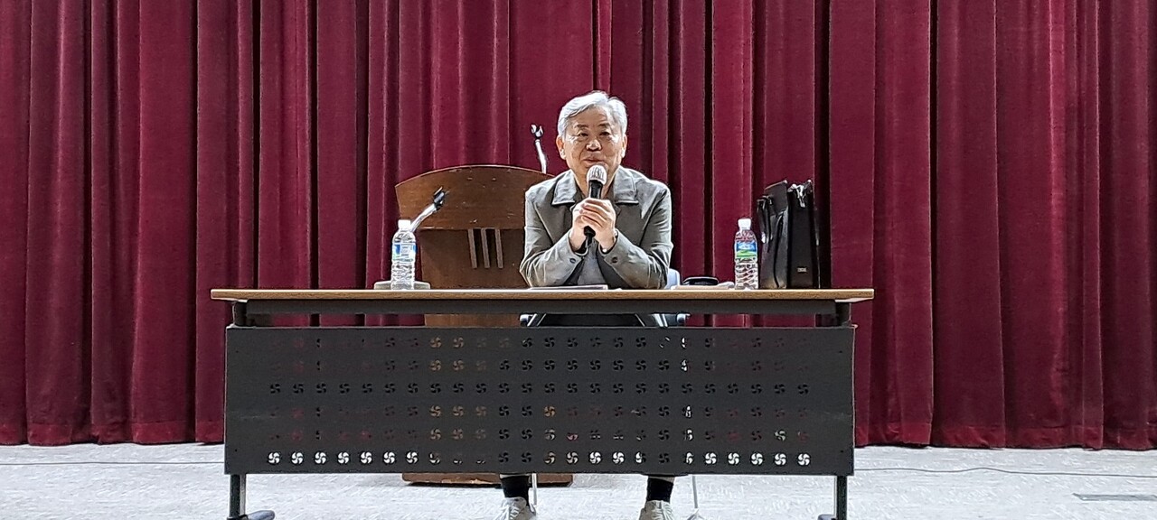 실행위원회를 인도하는 총회장 김종주 목사.