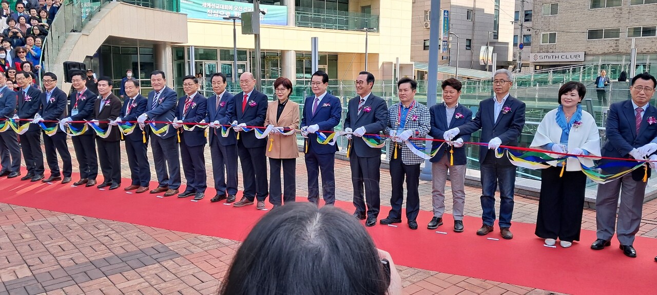 세계선교의 새로운 시작을 알리는 컷팅식.