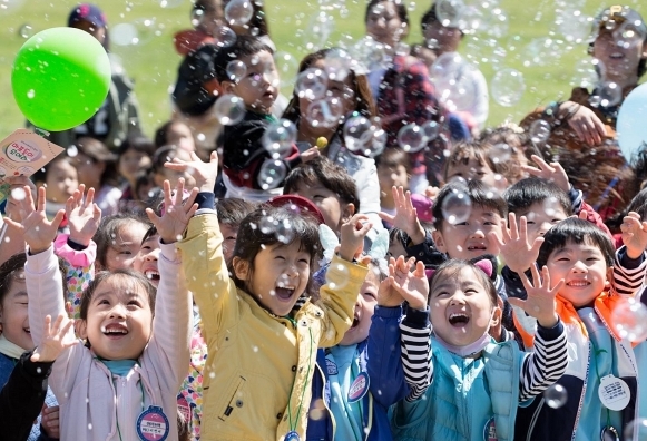가정은 가장 위대한 문화적 산물이다. 남자와 여자가 만나 아이를 낳고, 가정을 이루는 것은 생명을 실어 나르는 통로이며, 하나님이 인간에게 준 가장 큰 위대한 창조적 선물이다.
