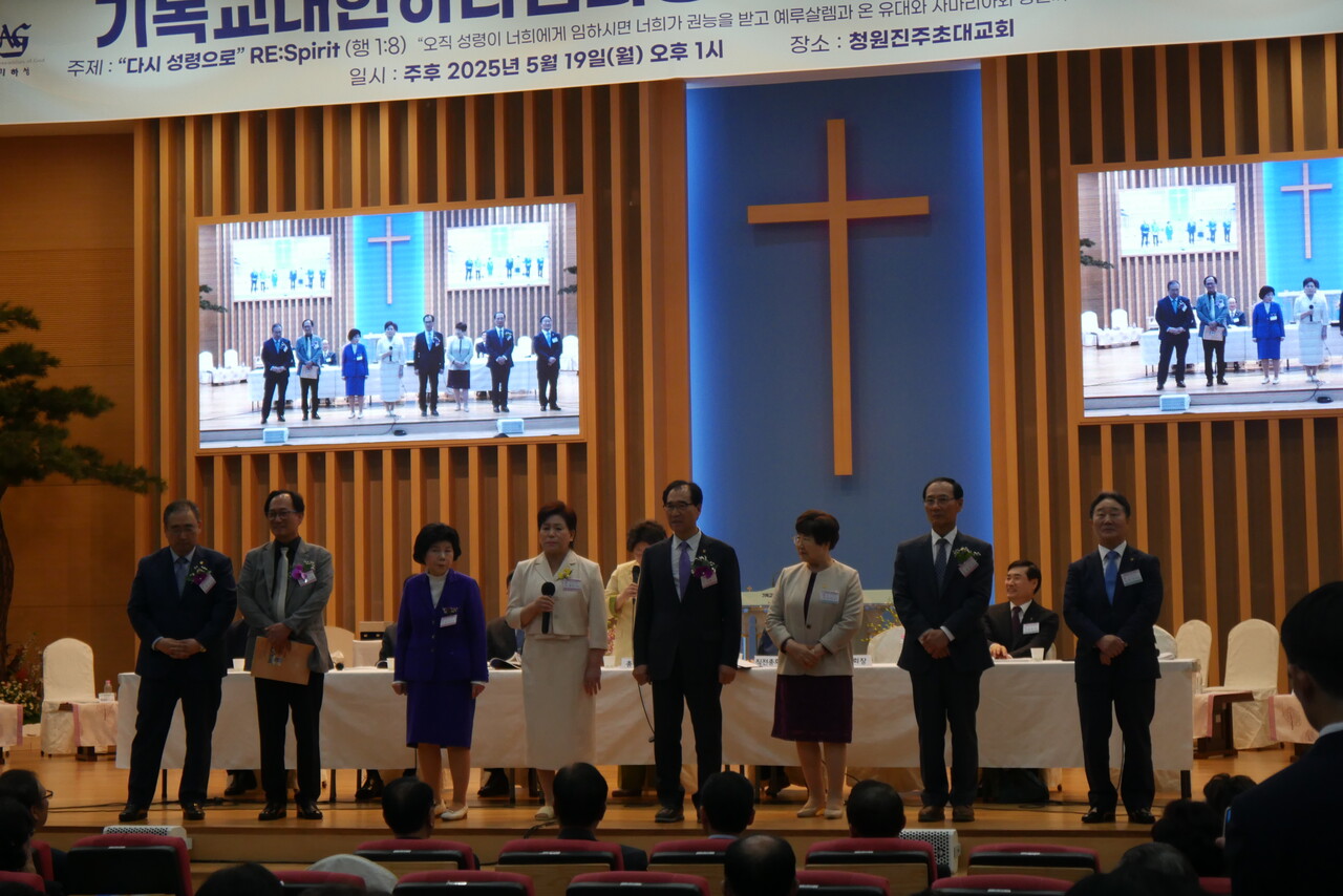 인사를 전하는 신임원들.