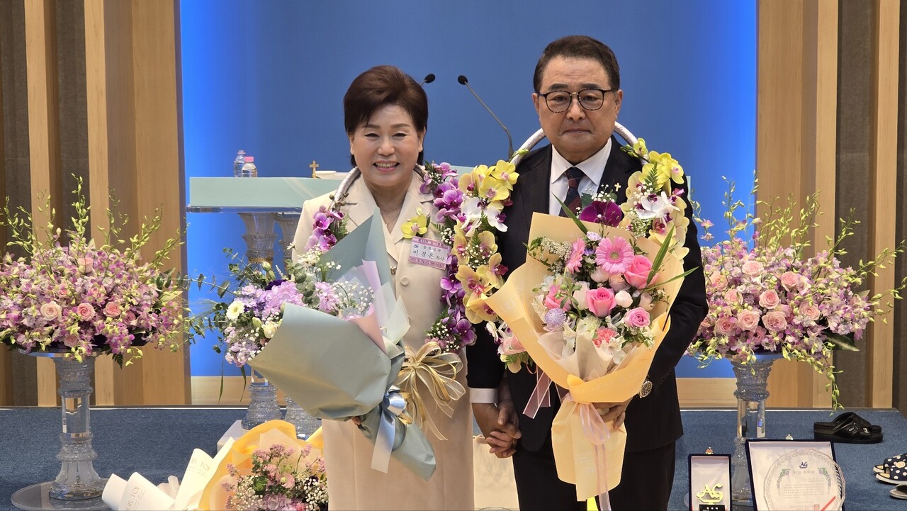 총회장 이경은 목사와 직전총회장 전태식 목사.
