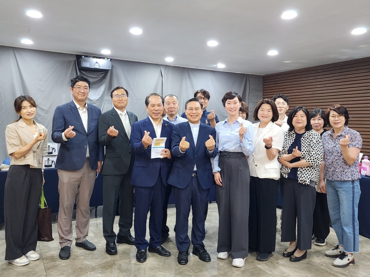 사진은 앞줄 왼쪽 두번째 부터 박진웅 목사, 김석원 위원장, 소영철 시의원, 장헌일 목사, 이지은 위원장, 김순영 동장, 마지원 목사. 최에스더 교수.