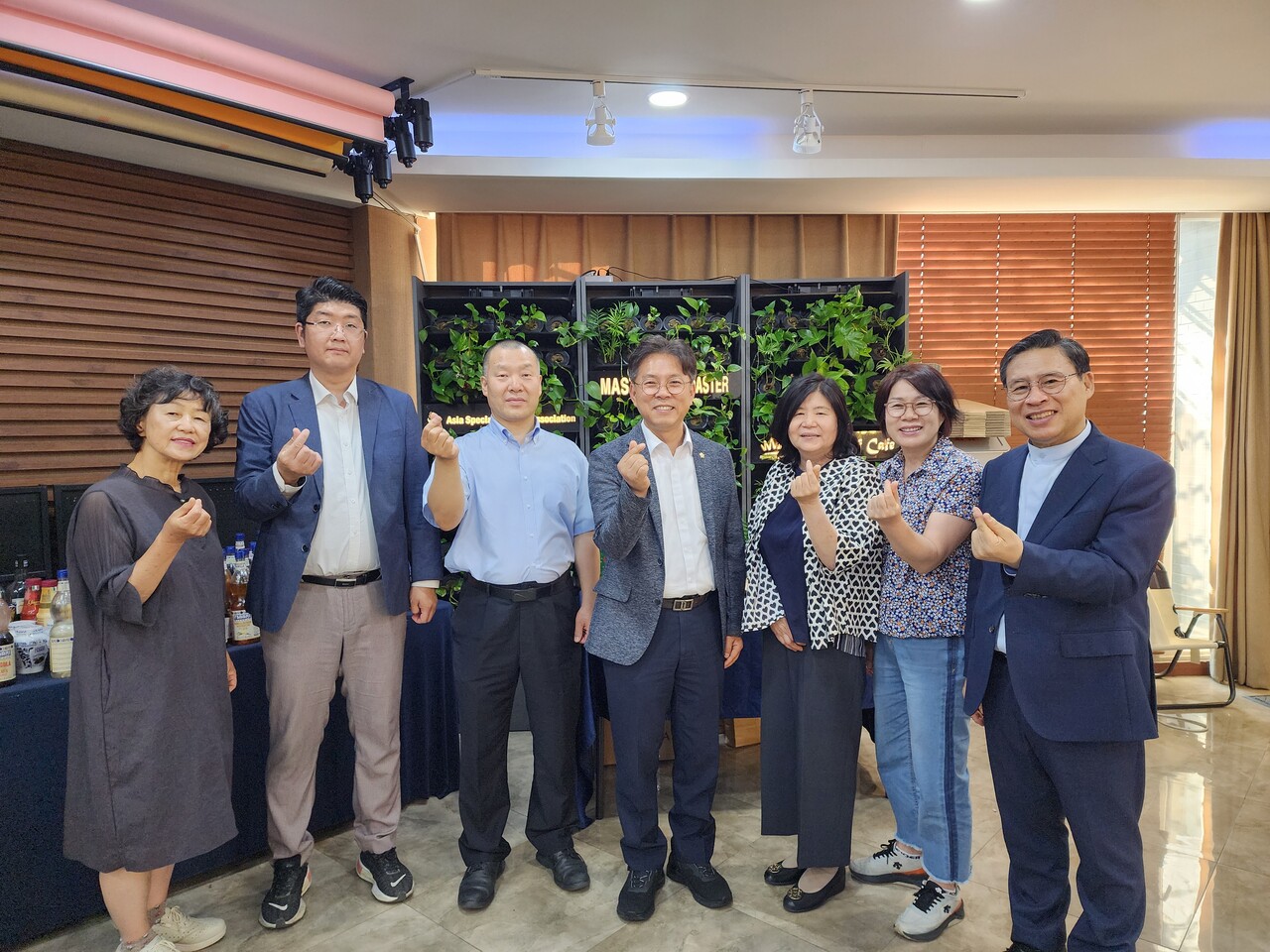 사진은 왼쪽 두 번째부터 박진웅 목사, 김준희 목사, 남해석 의원, 마지원 목사,  최에스더 교수, 장헌일 목사.