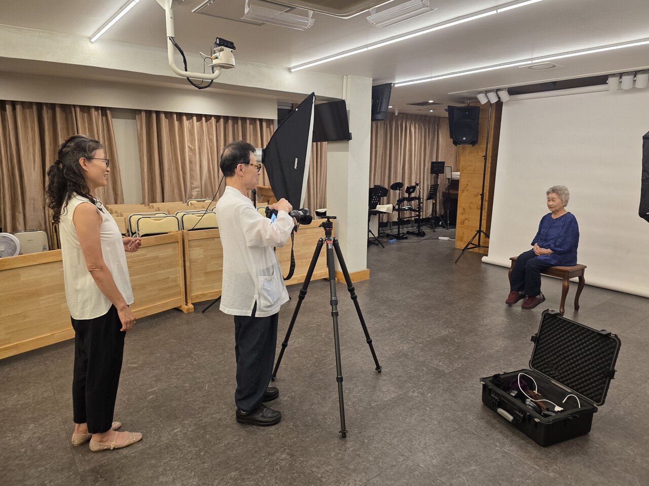 어르신들을 위한 장수사진 촬영 장면.