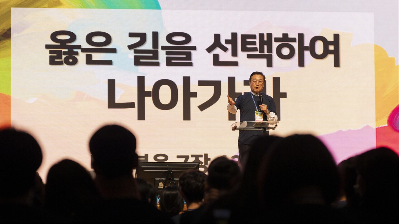 여는 예배에서 말씀을 선포하는 지역총회장 한삼섭 목사(사진 오순절 청소년연합캠프 촬영팀 제공).