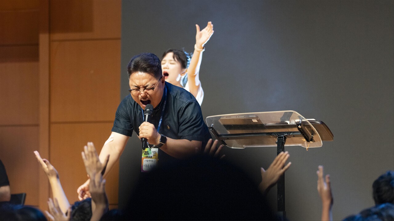 둘째날 저녁집회에서 말씀을 선포하는 이동훈 목사 (사진 오순절 청소년연합캠프 촬영팀 제공).