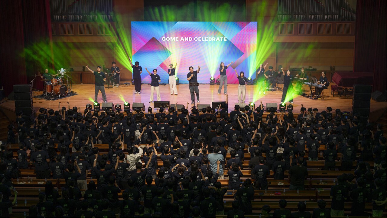 기하성 경기남,강원지역총연합회 오순절 청소년연합캠프 집회에서 청소년들이 찬양하는 모습(사진 오순절청소년연합캠프 촬영팀 제공)
