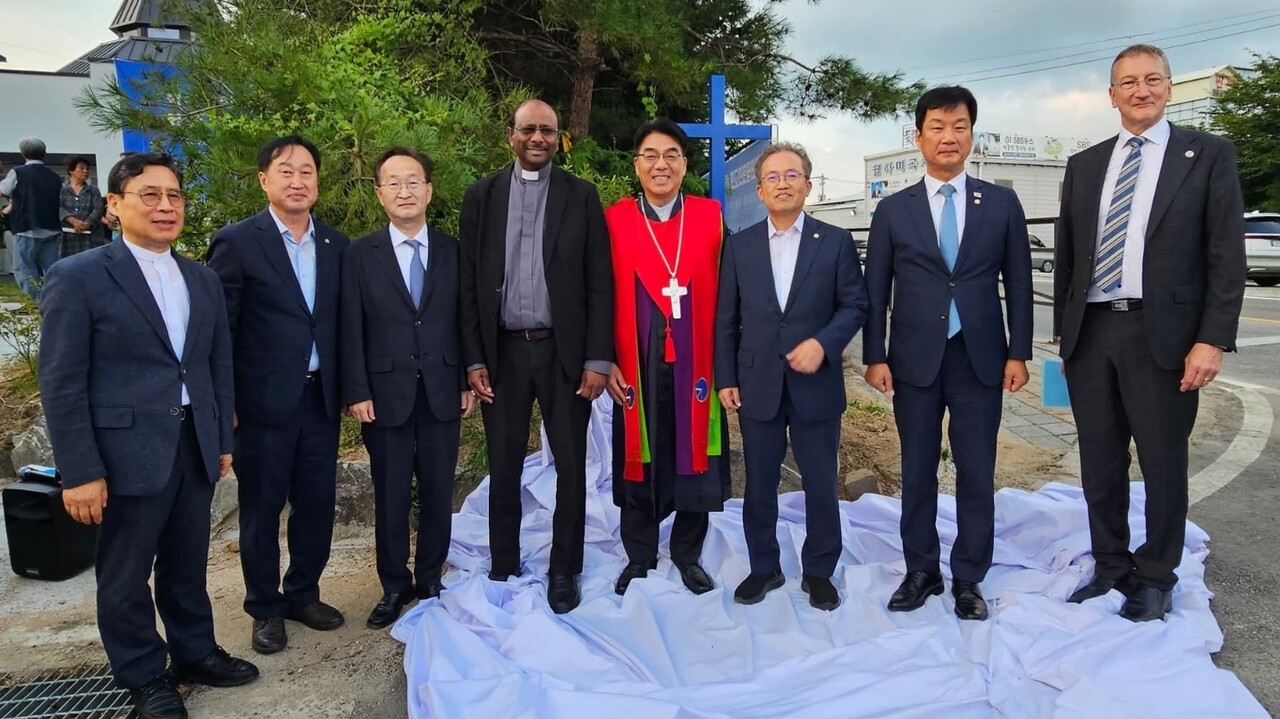 사진은 왼쪽부터 장헌일 목사, 김준혁 의원, 김남중 차관, 제리 필레이 WCC총무, 박상규 총회장, 송기헌 의원, 박균택 의원, 피터 푸르브 WCC국제국장.