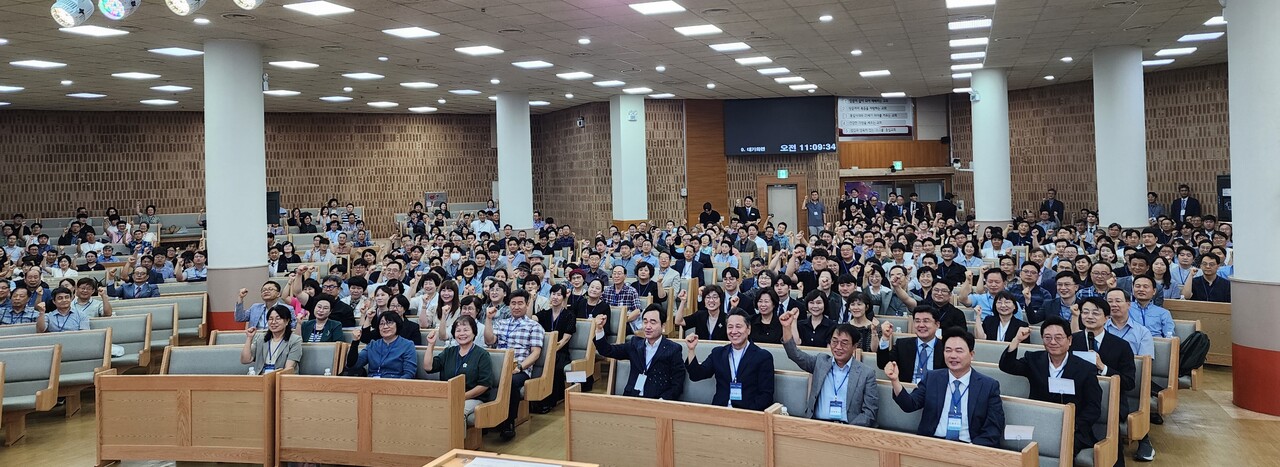 기성 국선위가 주최한 2025 전도박람회에서 화이팅을 외치고 있는 참석자들.