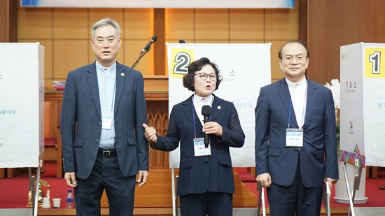 총회장 신혜숙 목사(중앙), 행정부총회장 김영명 목사(우), 서기 이병일 목사(좌)