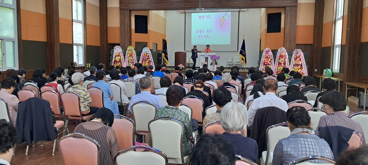 총회와 신학교의 정통성이 합동중앙총회에 있음을 선언하는 총대들.