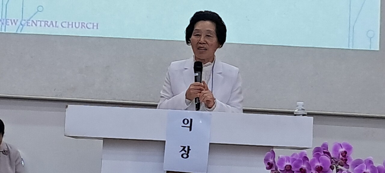 인사말을 건네는 법인이사장 조옥선 목사.