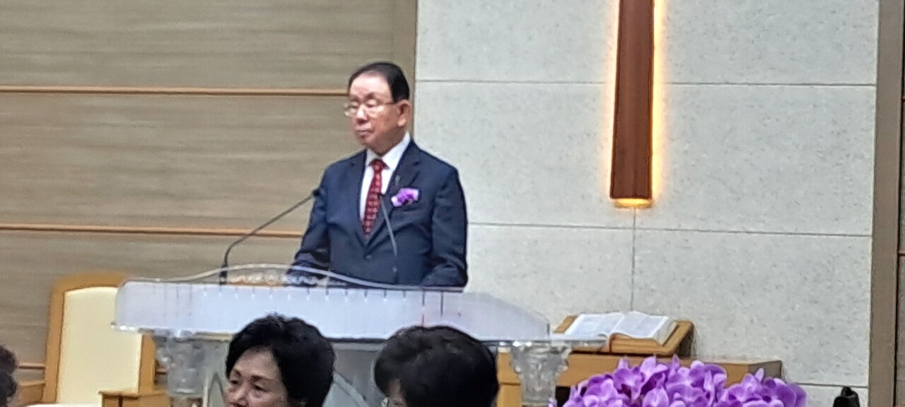 예배를 인도하는 김선용 목사.