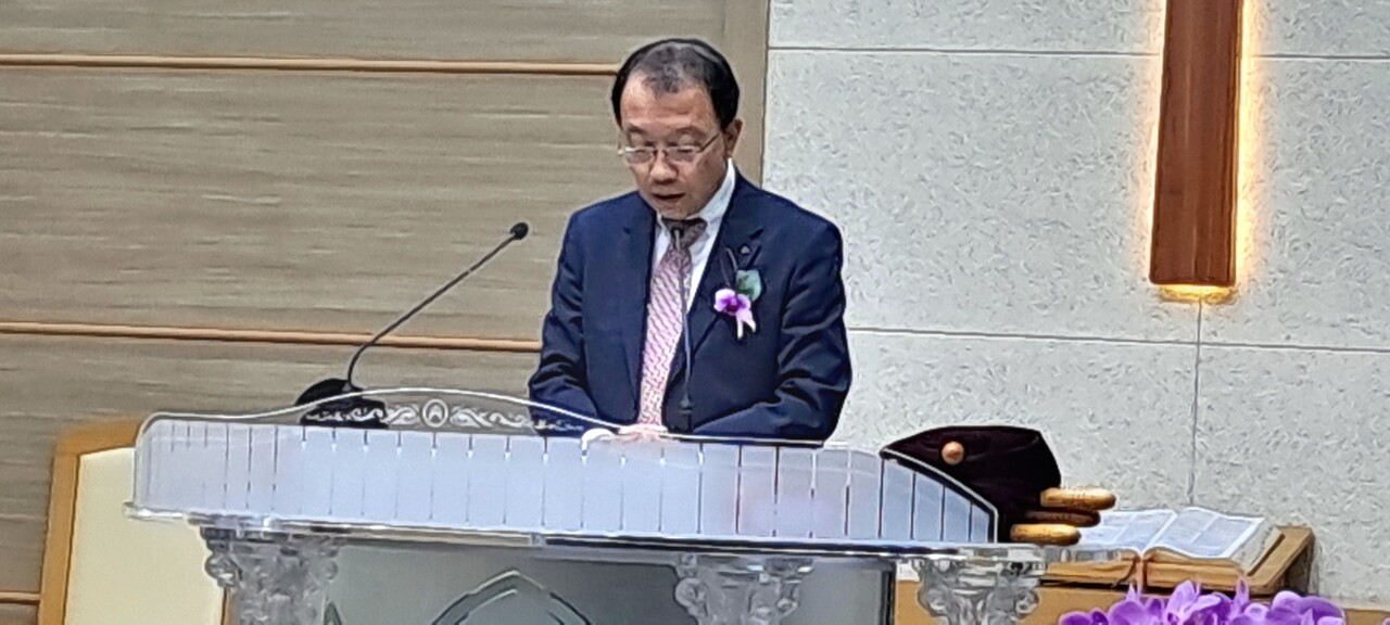 취임예식을 진행하는 한계희 목사