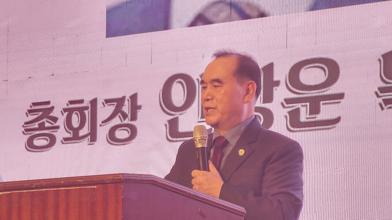 말씀을 선포 중인 총회장 안상운 목사.