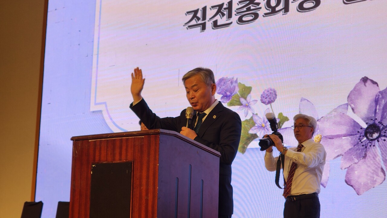 축도 중인 직전 총회장 김종주 목사.