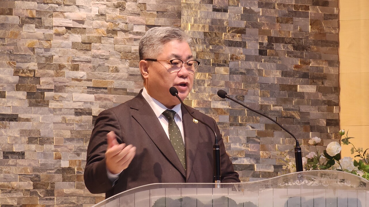 김정한 전 한기총 사무총장이 오랜 침묵을 깨고 사무총장 면직과 최근 회원 제명에 대해 '명백한 절차를 위반한 불법'이라고 강하게 규탄하고 나섰다. 