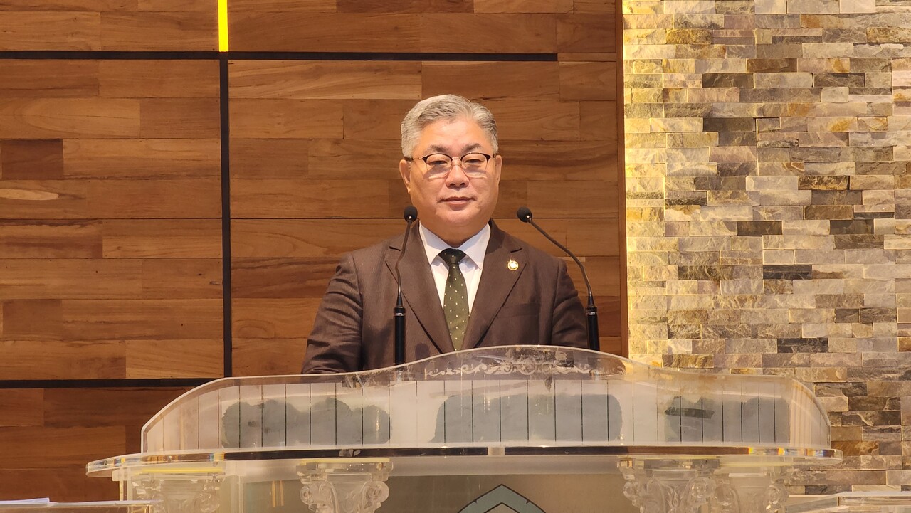 김정환 목사가 과거 후원금 논란에 대해서도 경매에 넘어갈 뻔한 한기총을 위한 것이라고 입을 열었다. 