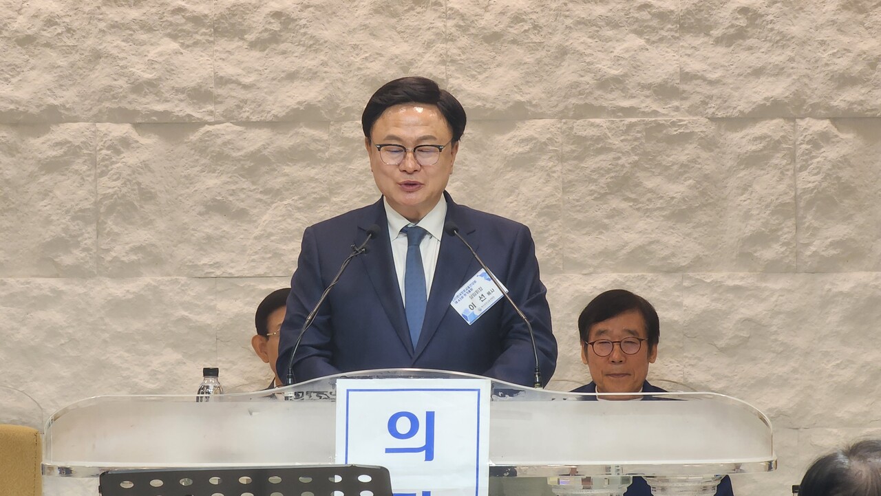 믿음의 선배들의 고견을 잘 듣고, 한국교회 영적 대각성은 물론 다음세대 부흥을 위해 애쓰겠다는 각오의 취임사를 전하는 이선 대표회장.
