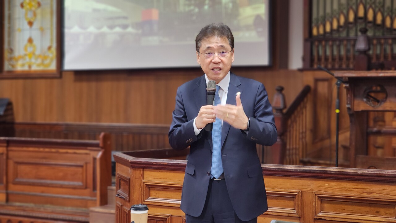 WEA 서울총회 기획총괄을 맡았던 주연종 목사가 WEA 서울총회의 전반적 진행 상황에 대해서 설명하고 있다. 